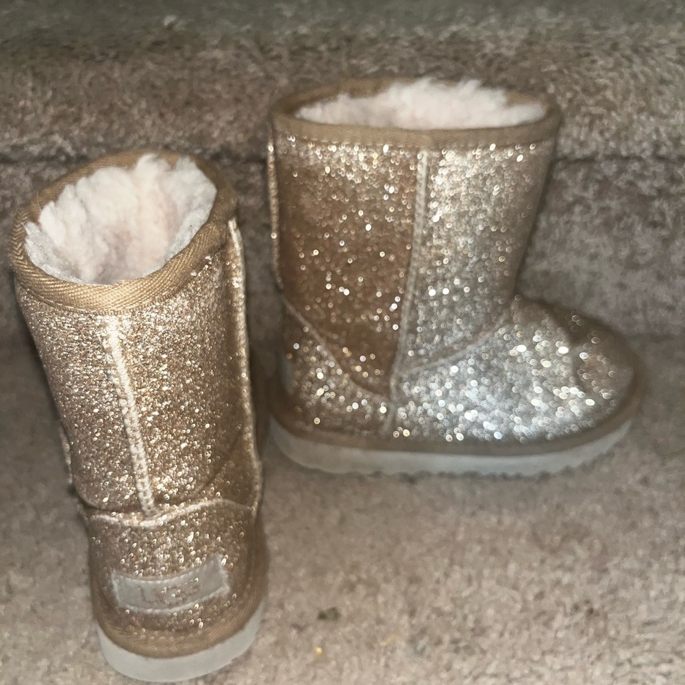 SIZE 10 UGGS ALMOST NEW !